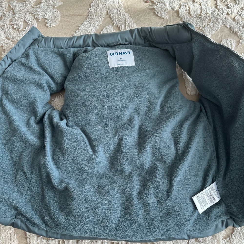 Old Navy water resistant puffer vest for boys gray
Size 5T - Picture 3 of 4